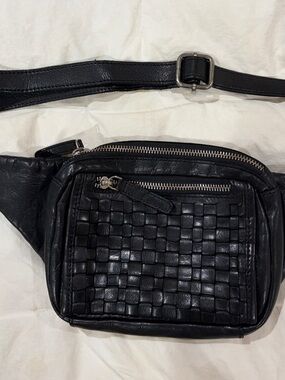 Vilenca Holland Black Woven Leather Crossbody Belt Bag